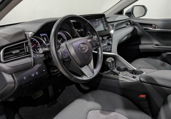 Подержанный автомобиль Toyota Camry Sedan 2021 года (15 фото)