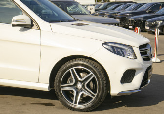 Подержанный автомобиль Mercedes-Benz GLE 2016 года (27 фото)
