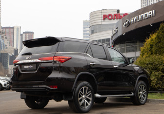 Подержанный автомобиль Toyota Fortuner 2018 года (4 фото)