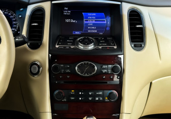 Подержанный автомобиль Infiniti QX50 2014 года (15 фото)