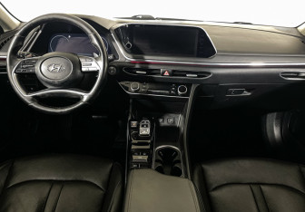 Подержанный автомобиль Hyundai Sonata 2022 года (12 фото)