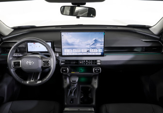 Подержанный автомобиль Toyota RAV4 2025 года (13 фото)