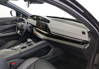 Подержанный автомобиль Changan UNI-V 2023 года (11 фото)