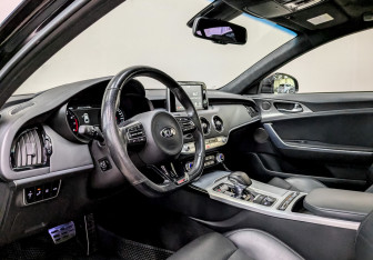 Подержанный автомобиль Kia Stinger 2018 года (16 фото)
