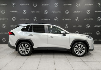 Подержанный автомобиль Toyota RAV4 2021 года (4 фото)
