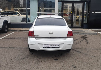 Подержанный автомобиль Opel Astra Sedan 2013 года (6 фото)