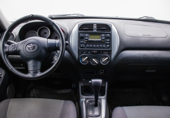 Подержанный автомобиль Toyota RAV4 2005 года (13 фото)