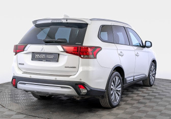 Подержанный автомобиль Mitsubishi Outlander 2019 года (5 фото)