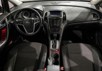 Подержанный автомобиль Opel Astra Hatchback 2011 года (11 фото)