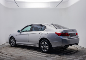 Подержанный автомобиль Honda Accord Sedan 2013 года (7 фото)