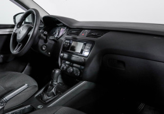 Подержанный автомобиль Skoda Octavia Liftback 2014 года (9 фото)