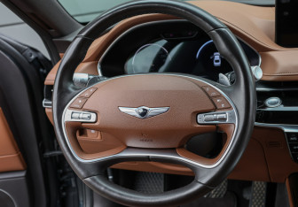 Подержанный автомобиль Genesis G80 2022 года (17 фото)