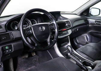 Подержанный автомобиль Honda Accord Sedan 2013 года (10 фото)