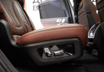 Подержанный автомобиль BMW X7 2019 года (32 фото)