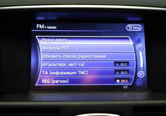Подержанный автомобиль Infiniti Q70 2014 года (21 фото)