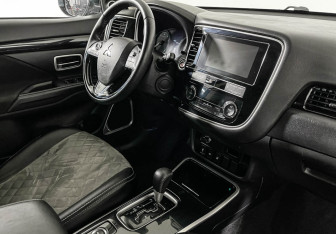 Подержанный автомобиль Mitsubishi Outlander 2018 года (9 фото)