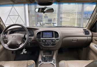Подержанный автомобиль Toyota Sequoia 2001 года (10 фото)