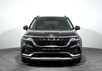 Подержанный автомобиль Kia Carnival 2021 года (2 фото)