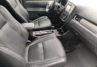 Подержанный автомобиль Mitsubishi Outlander 2012 года (9 фото)