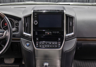 Подержанный автомобиль Toyota Land Cruiser Suv 2016 года (15 фото)