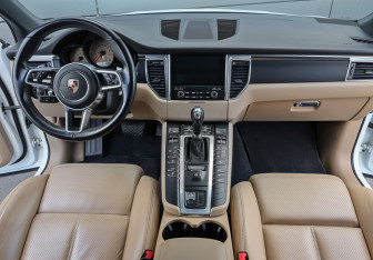 Подержанный автомобиль Porsche Macan 2018 года (12 фото)