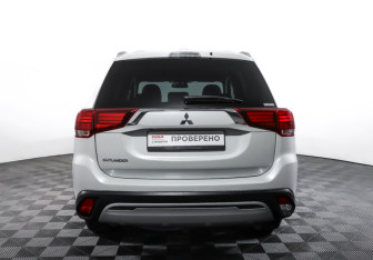 Подержанный автомобиль Mitsubishi Outlander 2021 года (6 фото)