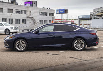 Подержанный автомобиль Lexus ES 2019 года (8 фото)