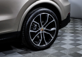 Подержанный автомобиль Porsche Cayenne 2018 года (15 фото)