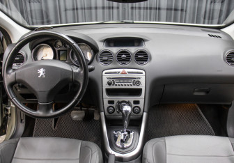 Подержанный автомобиль Peugeot 308 Hatchback 2009 года (12 фото)