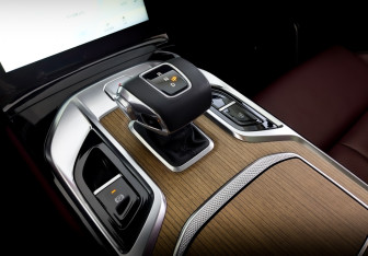 Подержанный автомобиль Hongqi E-HS9 2022 года (28 фото)