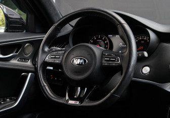 Подержанный автомобиль Kia Stinger 2018 года (11 фото)