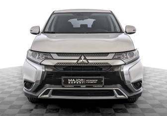 Подержанный автомобиль Mitsubishi Outlander 2018 года (2 фото)