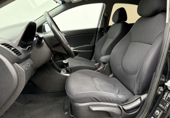 Подержанный автомобиль Hyundai Solaris Sedan 2013 года (10 фото)