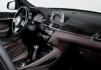 Подержанный автомобиль BMW X1 2015 года (9 фото)
