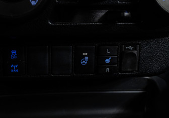 Подержанный автомобиль Toyota Hilux 2021 года (17 фото)