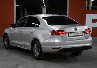 Подержанный автомобиль Volkswagen Jetta Sedan 2013 года (7 фото)
