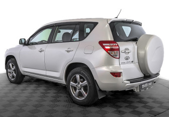 Подержанный автомобиль Toyota RAV4 2012 года (7 фото)