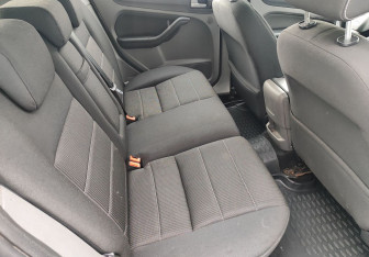 Подержанный автомобиль Ford Focus Wagon 2010 года (9 фото)