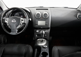 Подержанный автомобиль Nissan Qashqai+2 2012 года (11 фото)