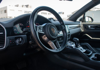 Подержанный автомобиль Porsche Cayenne 2020 года (9 фото)
