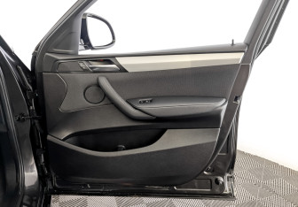 Подержанный автомобиль BMW X4 2017 года (25 фото)