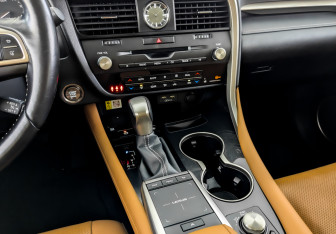 Подержанный автомобиль Lexus RX 2021 года (28 фото)