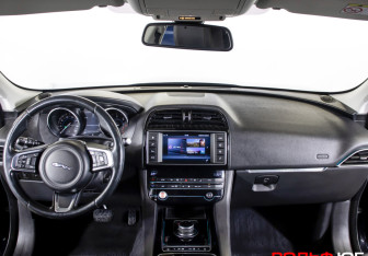 Подержанный автомобиль Jaguar F-Pace 2017 года (12 фото)