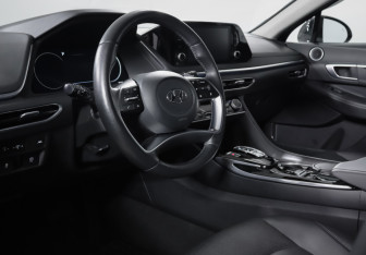 Подержанный автомобиль Hyundai Sonata 2022 года (14 фото)
