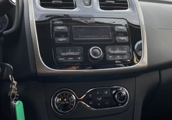 Подержанный автомобиль Renault Sandero 2018 года (17 фото)