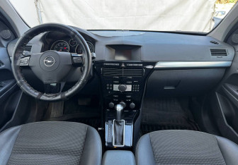 Подержанный автомобиль Opel Astra Wagon 2011 года (9 фото)