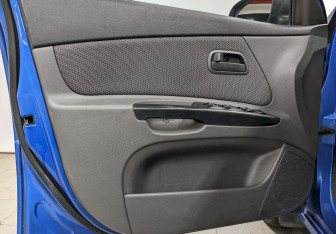 Подержанный автомобиль Kia Rio Hatchback 2010 года (11 фото)