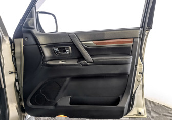 Подержанный автомобиль Mitsubishi Pajero 2008 года (25 фото)