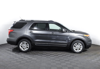 Подержанный автомобиль Ford Explorer 2015 года (4 фото)