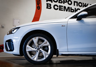 Подержанный автомобиль Audi A4 Sedan 2021 года (36 фото)